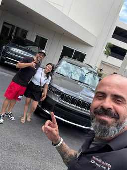 Cliente satisfeito com a compra do carro nos EUA, ao lado do David